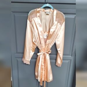 Jai's 2 Piece Elegant Peach Lace Trim Rob Set/ Medium ⚜️🧡⚜️